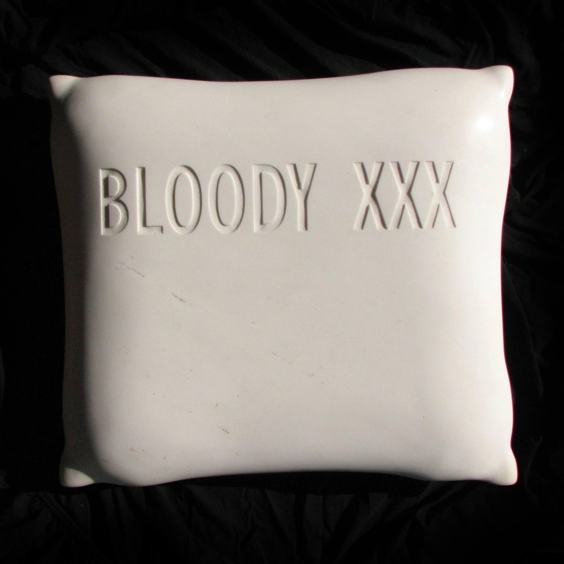 Bloody XXX sculpture by Marina Stoponja